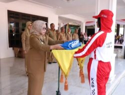 Bupati Jombang Serahkan Bendera Latihan Pada Paskibraka