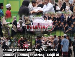 Keluarga Besar SMP Negeri 2 Perak Jombang Semangat Berbagi Takjil di Bulan Ramadhan